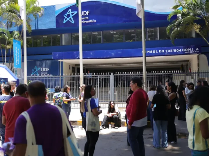 Estudantes chegam cedo para o Enem e relatam superação e confiança