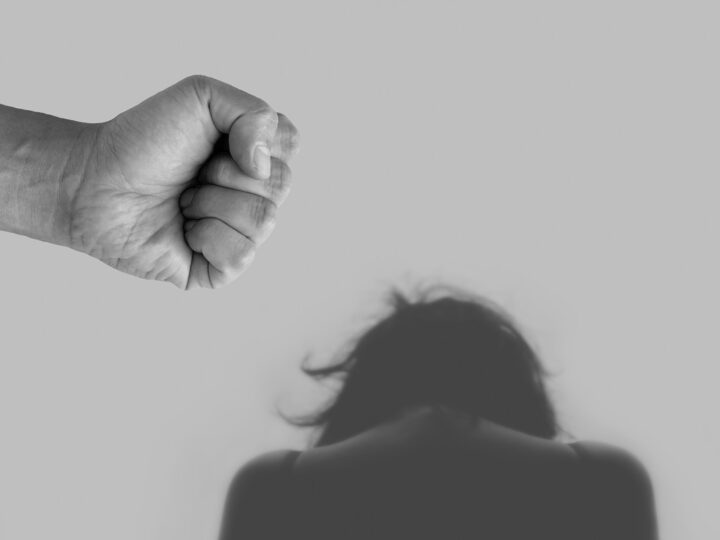 Mulher fora do trabalho tem 3 vezes mais risco de sofrer violência