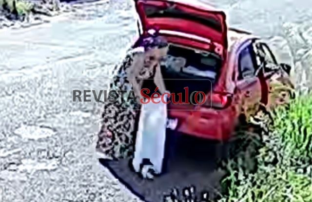 Mulher em Gol vermelho é flagrada abandonando gato amarrado em saco após retirá-lo do porta-malas no bairro 5º BEC, em Vilhena
