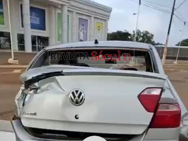 Internautas flagram carro destruído após acidente em frente à HAVAN de Vilhena