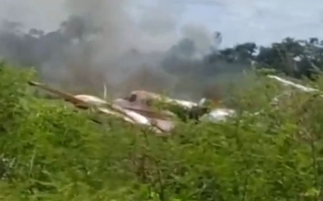 Avião de pequeno porte com deputado e vereador a bordo cai, pega fogo e explode em distrito de Porto Velho