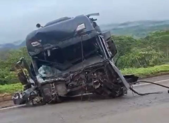 URGENTE: Colisão entre carretas interdita trecho da BR-364 na Serra de São Lourenço