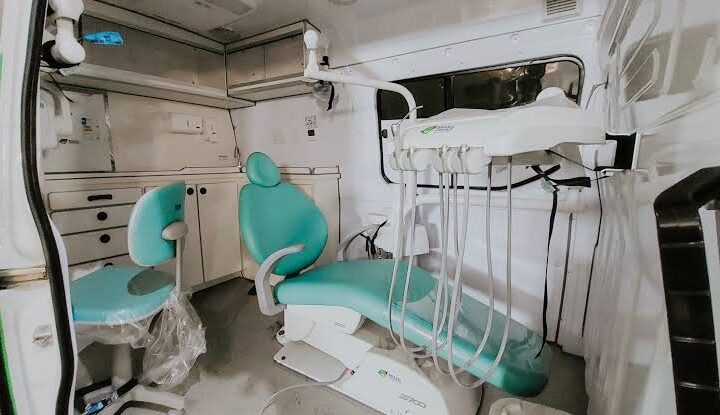 Van odontológica é entregue a São Francisco do Guaporé por emenda da deputada Lebrinha