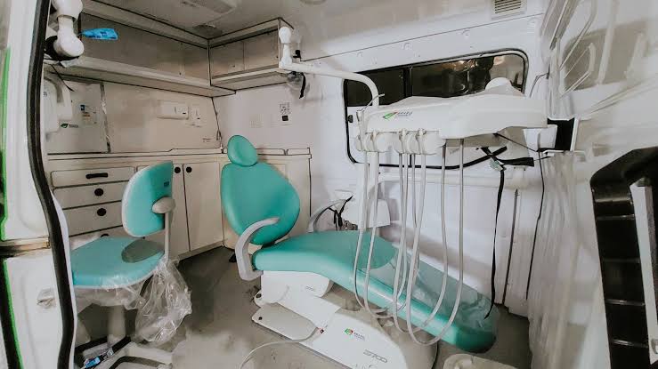 Van odontológica é entregue a São Francisco do Guaporé por emenda da deputada Lebrinha
