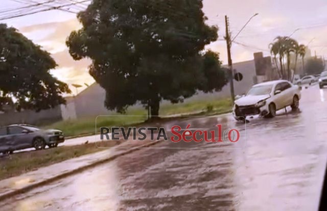 Chuva forte provoca colisão entre veículos no Centro de Vilhena