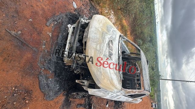 Picape é incendiada na área rural de Vilhena
