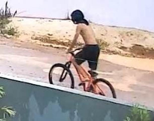 Família obtém imagens de segurança que mostram suspeito fugindo com bicicleta furtada em Vilhena