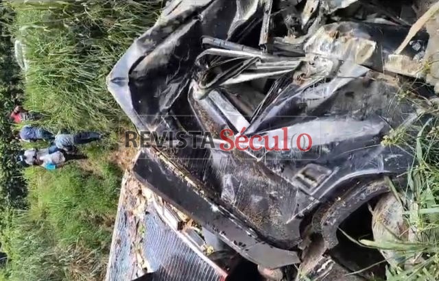 Carreta tomba na Serra de Colorado e motorista é socorrido na BR-435