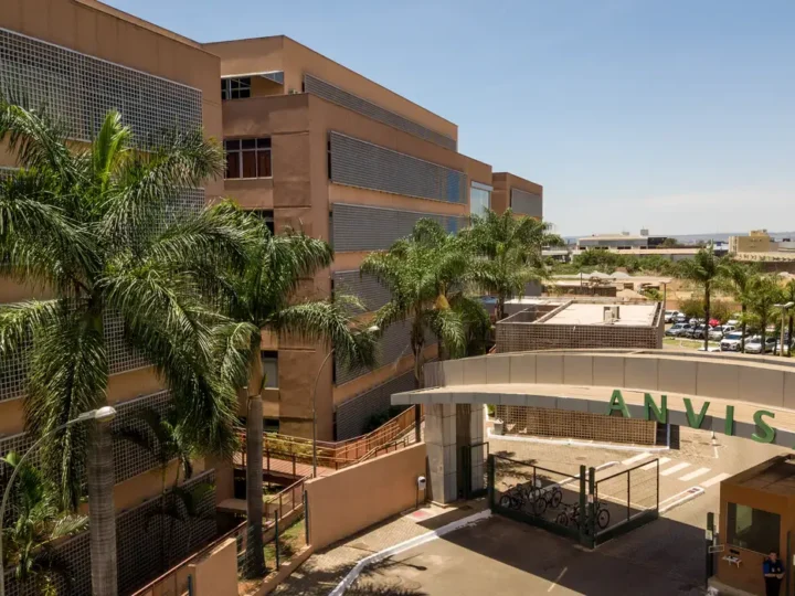 Anvisa determina suspensão de tônico capilar e apreensão de cosméticos