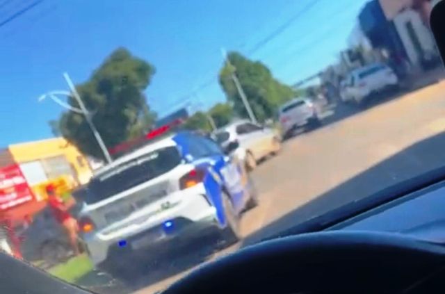 Colisão entre carro e motocicleta deixa ferido na avenida Paraná, em Vilhena