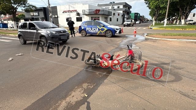 Bicicleta elétrica e carro de passeio colidem em cruzamento e mulhr fica ferida em Vilhena