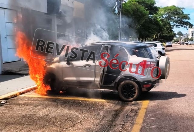 Bombeiros são acionados após carro pegar fogo no Centro de Vilhena