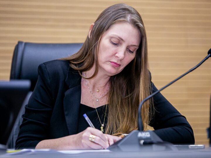 Deputada Lebrinha garante recurso para construção de quadra em escola de Guajará-Mirim