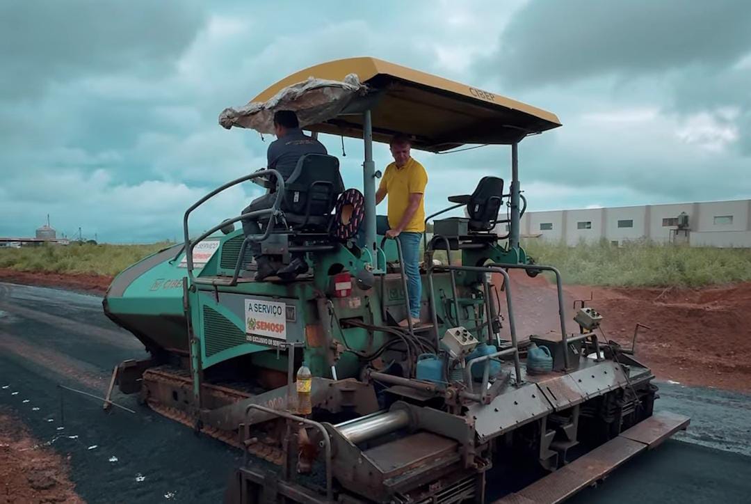 Luizinho Goebel acompanha obras de pavimentação asfáltica em avenidas de Vilhena