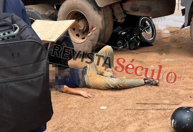 MILAGRE: Moto fica sob carreta após colisão e motociclista escapa com ferimentos leves em Vilhena