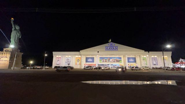 Homem exige ligação com “Véio da Havan”, se revolta e causa danos em loja de Vilhena