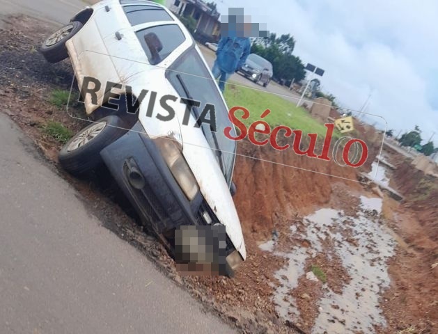 Motorista realiza conversão antes do tempo e cai em valeta da BR-174 em Vilhena