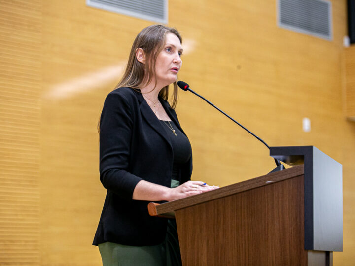 Deputada Gislaine Lebrinha acompanha uso de equipamentos agrícolas em São Felipe D’Oeste