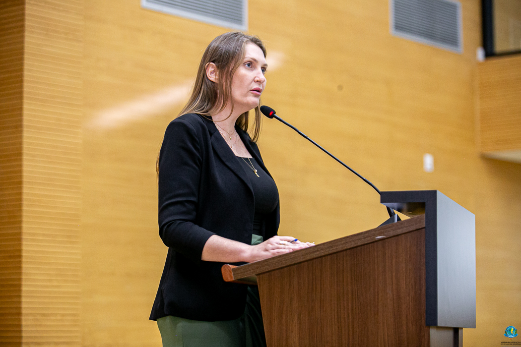 Deputada Gislaine Lebrinha acompanha uso de equipamentos agrícolas em São Felipe D’Oeste