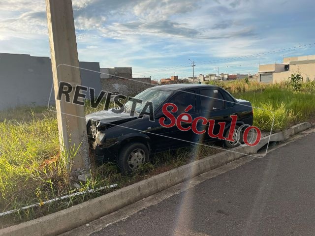 Motorista de carro sai da pista e atinge poste próximo ao Shopping Jardins Vilhena