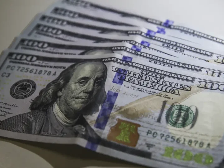 Dólar cai para R$ 5,20 e atinge menor valor em 20 meses