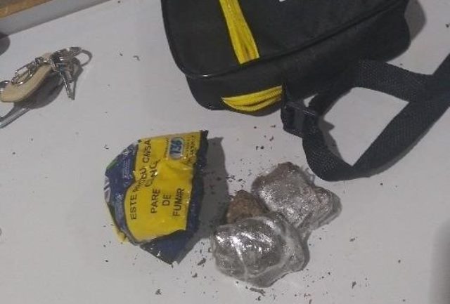 Em Vilhena, ação policial resulta em apreensão de drogas e condução de envolvidos em praça pública