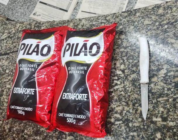 Funcionários de mercado flagram rapaz furtando pacote de café em Vilhena