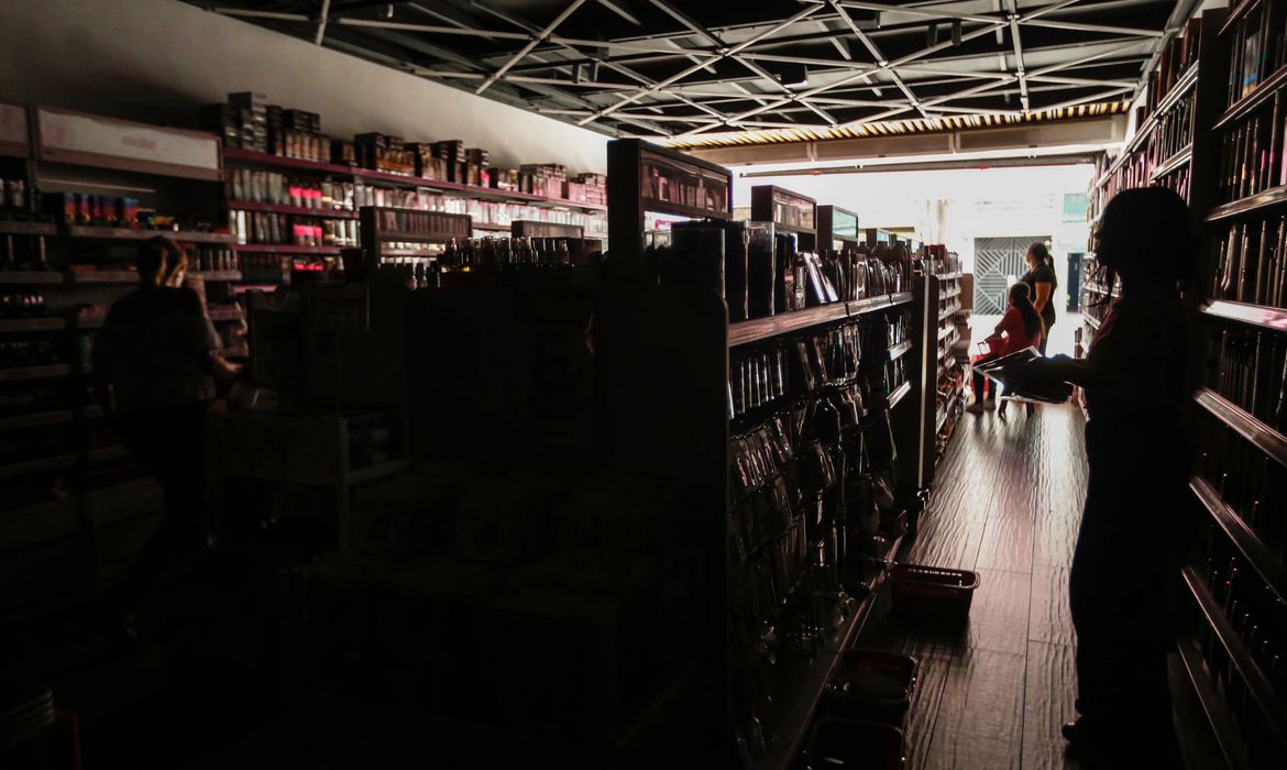 Enel é multada em R$ 14 milhões por falhas no fornecimento de energia