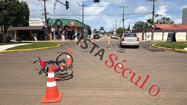 Colisão entre carro e bicicleta elétrica deixa jovem ferida em cruzamento movimentado de Vilhena