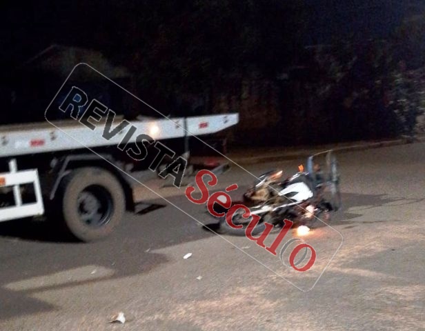 Colisão entre moto e caminhão-guincho é registrada na João Arrigo, em Vilhena