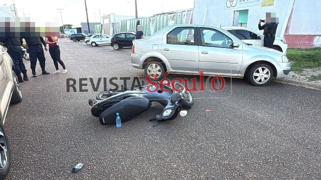 Carro e motoneta colidem no Centro da cidade de Vilhena, veja vídeo: