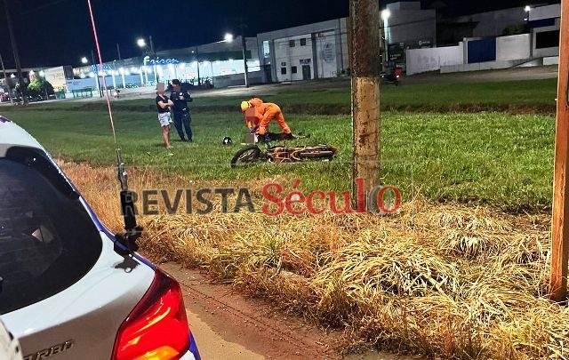 Motociclista perde controle, atinge meio-fio, sai para fora da pista e cai na lateral da BR-364, em Vilhena