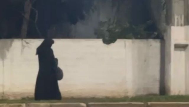 Mulher vestida de preto é flagrada caminhando perto do cemitério de Vilhena e imagem viraliza