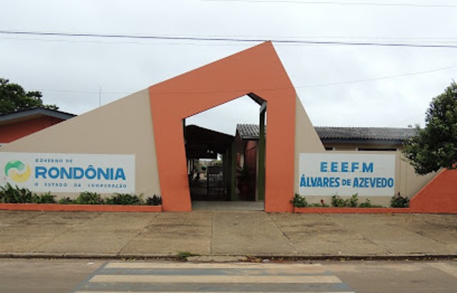 Violência no 2º dia de aula: órfão recém-chegado é espancado por colegas e PM apreende faca e droga em escola de Vilhena