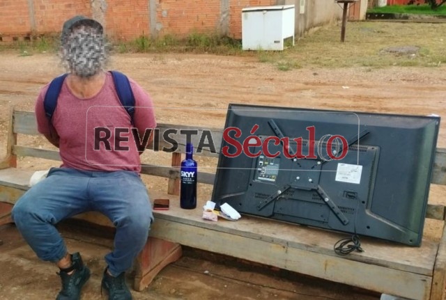 Polícia Militar prende ladrão e recupera TV e celular furtados em Cacoal