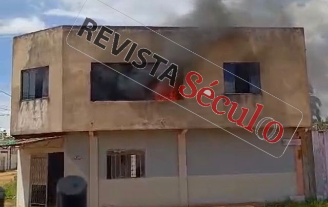 URGENTE: segundo andar de rsidência está em chamas na cidade de Vilhena