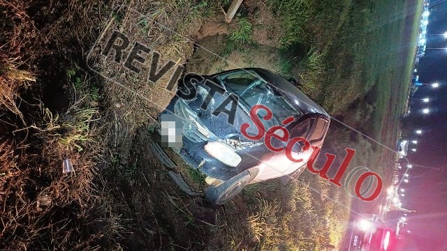 Motorista cai com carro em valeta na lateral da Marechal Rondon em Vilhena