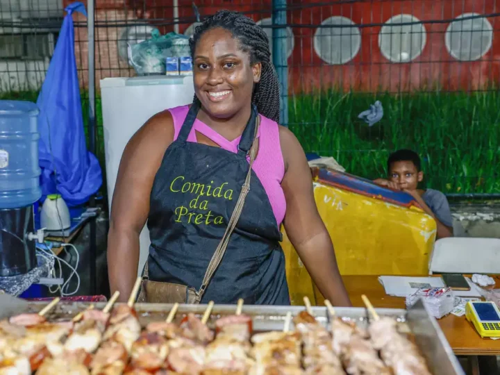 Mães ambulantes cobram pontos de apoio para crianças no carnaval