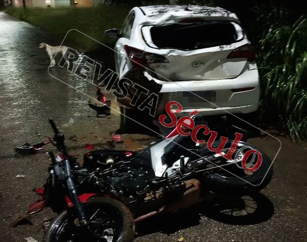 Motociclista bate em carro parado e fica inconsciente em Vilhena