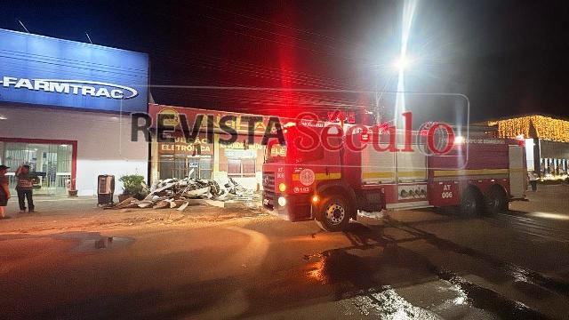 Carro do primo de repórter do ROTA é destruído após incêndio em oficina no Centro de Vilhena