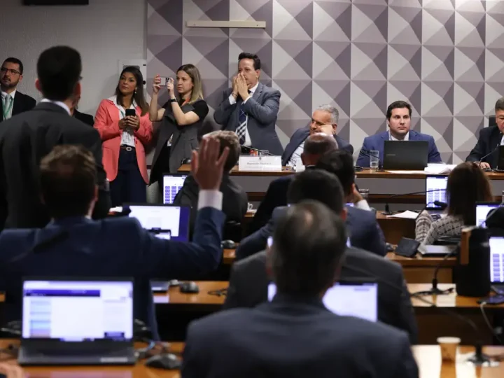 CPMI do INSS aprova convocação de cunhado e ex-namorada de Vorcaro