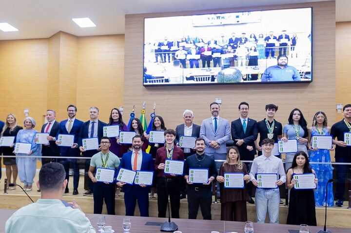 Alero entrega título honorífico e votos de louvor a profissionais do setor de seguros e à Academia Mestre Streit