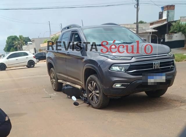 Motocicleta vai parar embaixo de picape após acidente em Vilhena