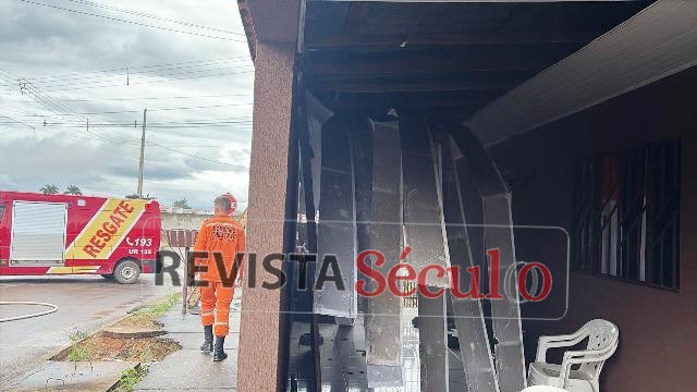 Bombeiros combatem a incêndio residencial em Vilhena