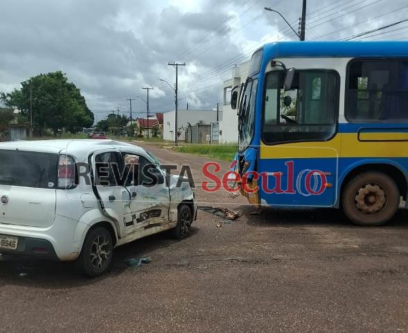 Colisão entre ônibus escolar e carro deixa três feridos no Centro de Vilhena