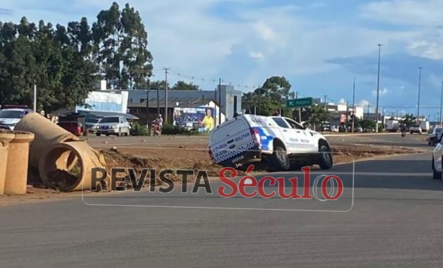 Viatura da PM cai em buraco da BR-174 em Vilhena e gera danos materiais