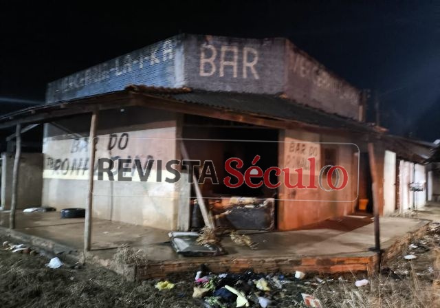 Bombeiros combatem incêndio em imóvel abandonado e usado por marginais no Setor 19, em Vilhena