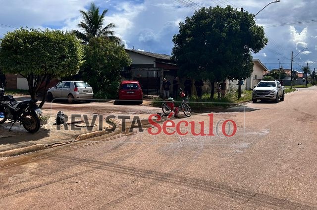 Carro e bicicleta colidem no Jardim Primavera em Vilhena e um rapaz fica ferido