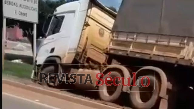 Internauta flagra carreta fora da pista no perímetro urbano da BR-364 em Vilhena