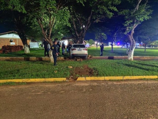 Embriagado, motorista acerta árvore perto da prefeitura de Vilhena e é preso